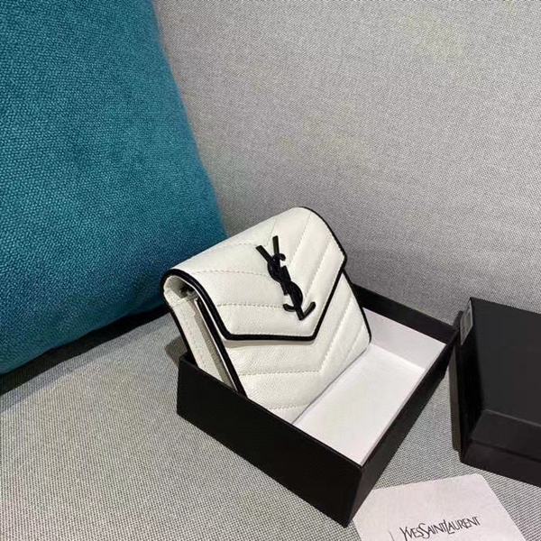 イヴサンローラン財布角部分ディテール